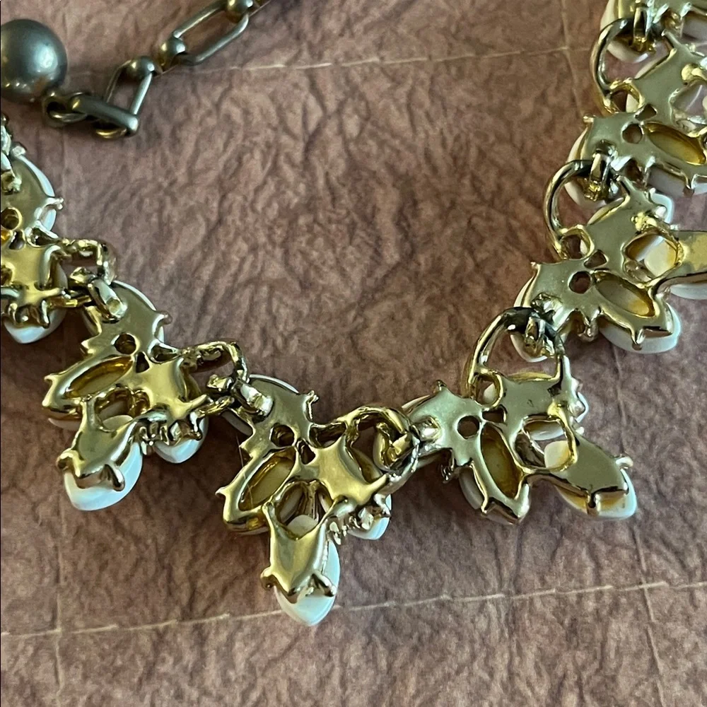Vintage Kramer white thermoset draping leaves choker and clip ear climber set - Picture 12 of 13